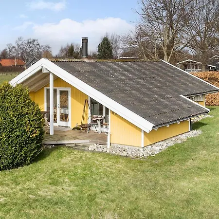 2 Bedroom Cozy In Juelsminde Nyaraló